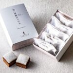 「西洋菓子倶楽部」より販売される「羽二重結びバウム ショコラ」5個入り・1,296円