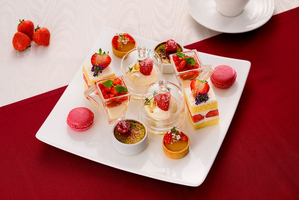 「ポム・ダダン アフタヌーンティー -苺と味わう甘美なひととき-」平日・税込み6,000円~、土日祝日・税込み6,500円~(いずれもサービス料含む)
