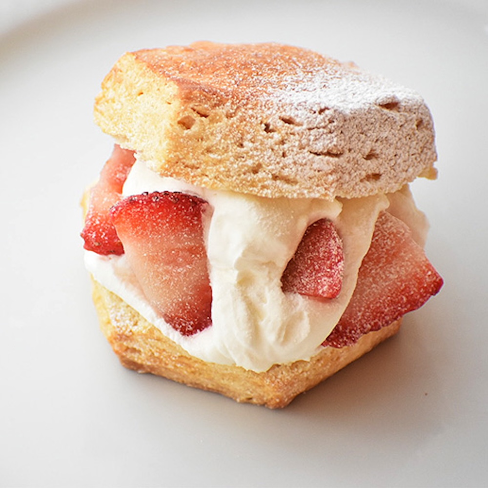 「ドレス ミタ マサキ ラボ（DRESS MITA MASAKI LAB.）」の「ストロベリー・ショートケーキ・スコーン」1個・税込み801円