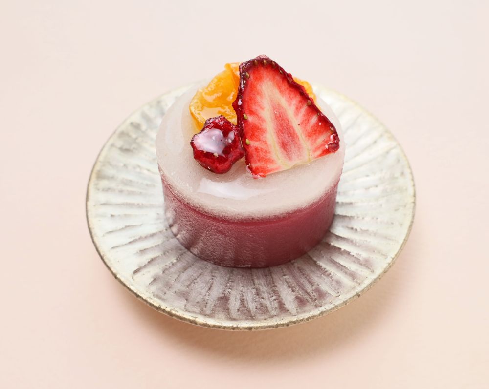 「亀屋良長」より販売する「春いちご」税込み594円