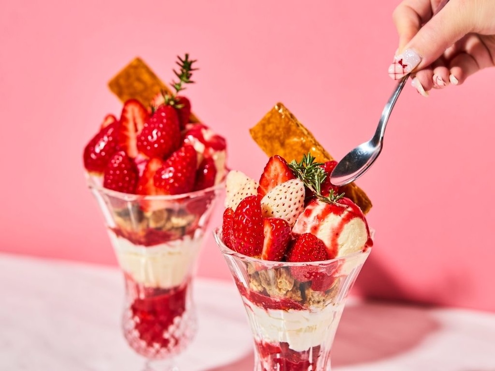 手前、数量限定「紅白苺の贅沢パフェ」単品・税込み2,838円〜