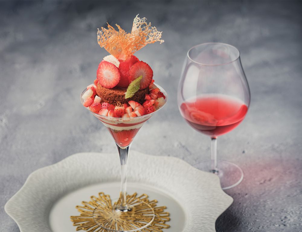 「EMMÉ」より販売される「苺と蕗の薹（ふきのとう）のショコラなパフェとEMMÉなプティフールセット」4,290円（別途ドリンク）