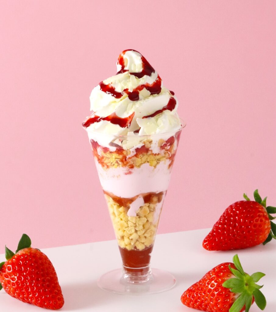 阪神梅田本店限定「あさぎり牛乳 いちごパフェ」税込み864円