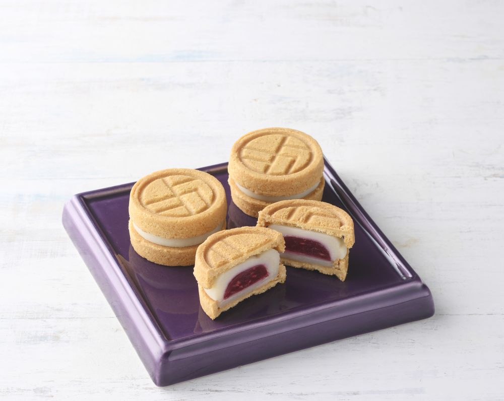 「新宿中村屋本店ボンナ」より販売される「できたてサンド月餅・木苺ミルク」税込み378円