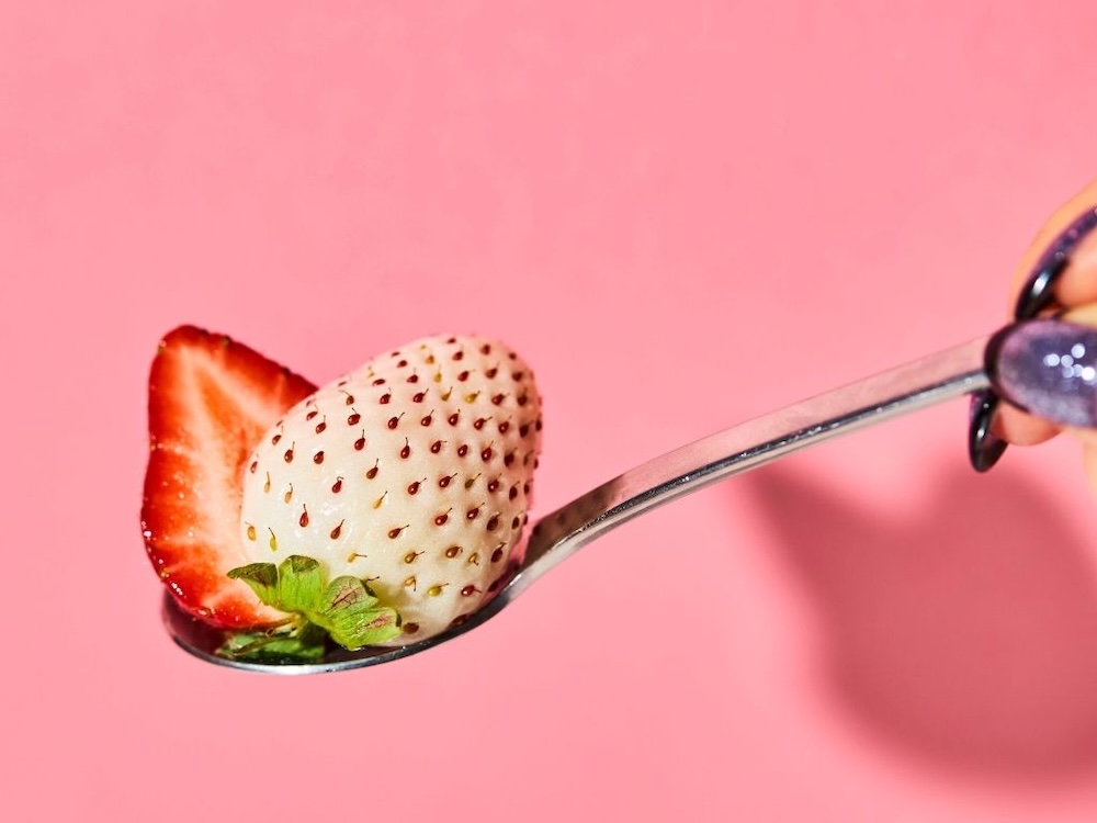 手前、数量限定「紅白苺の贅沢パフェ」単品・税込み2,838円〜