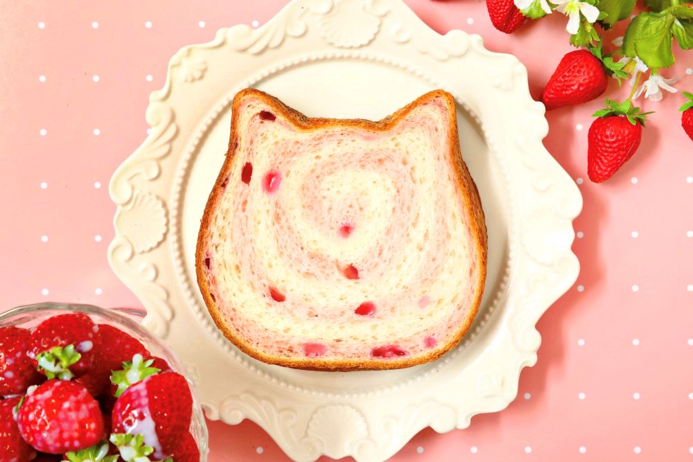 「ねこねこ食パン 練乳いちご」1本・税込み880円
