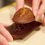 「ビスキュイテリエ ブルトンヌ」の各日50個ずつ販売される「フィナンシェ・エ・タブレットショコラ」プレーン・389円、ショコラ・411円