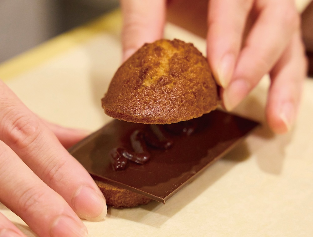 「ビスキュイテリエ ブルトンヌ」の各日50個ずつ販売される「フィナンシェ・エ・タブレットショコラ」プレーン・389円、ショコラ・411円