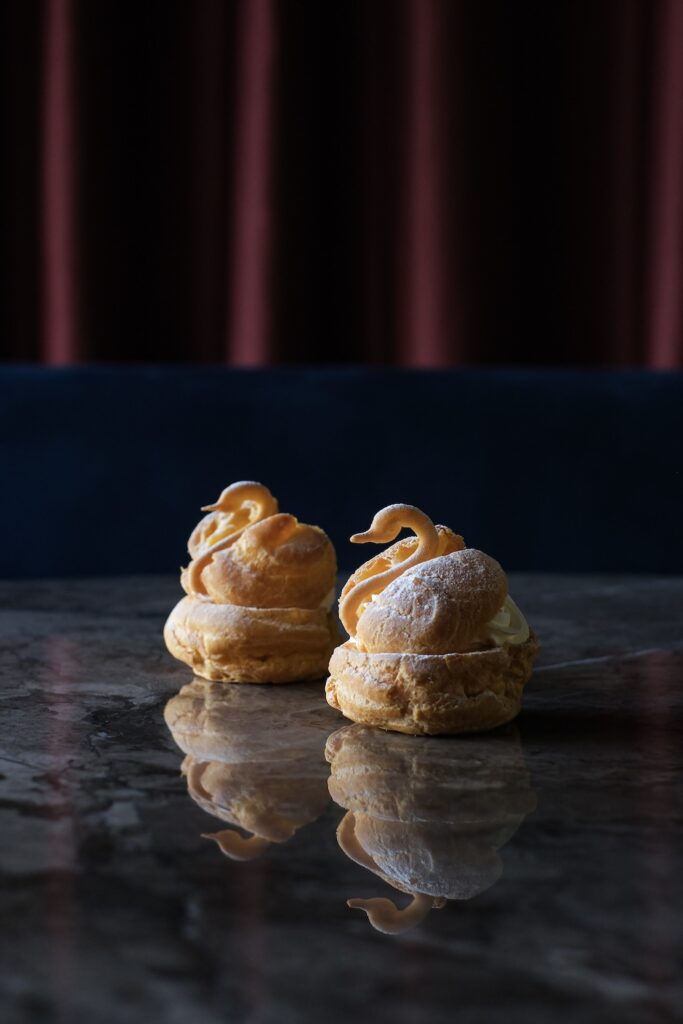 「ハヤセシュークリーム」2個・税込み1,900円（本店のみ単品・税込み850円から）