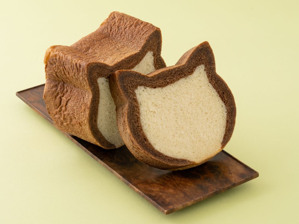 エキュート日暮里の「ル ビアン」より販売される「ネコ型食パン（白黒）」1個・税込み540円