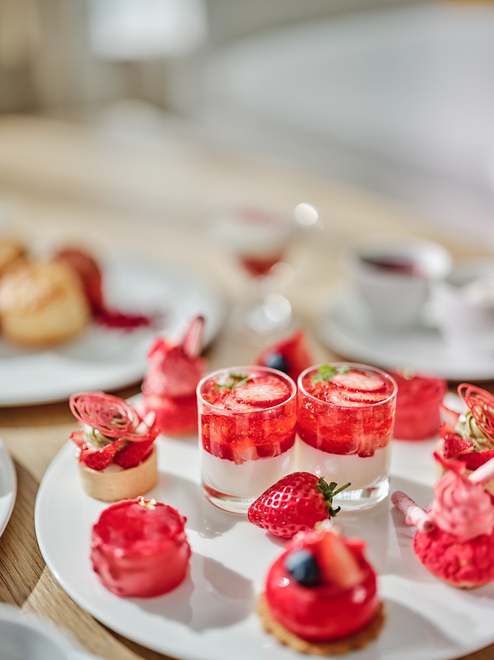 東京エディション虎ノ門の「ストロベリー キャビア アフタヌーンティー」イメージ