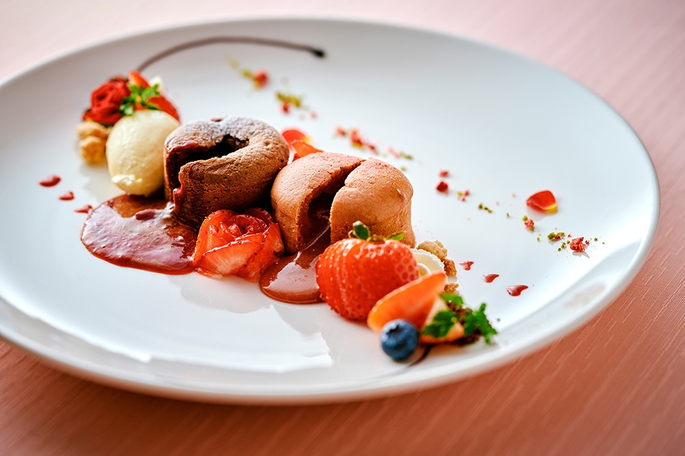 イートイン限定「いちごとチョコレートのとろ～りフォンダンショコラ」ドリンク付き・税込み3,000円（サービス料含む）