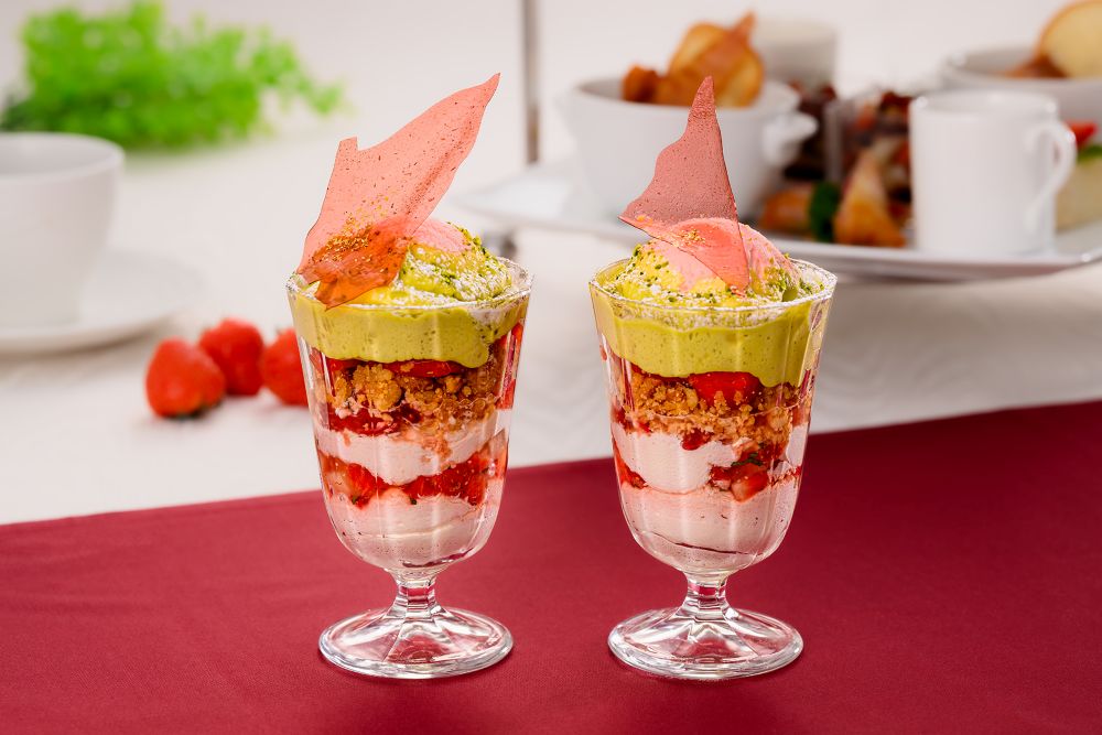 オプションメニューの「丸の内はちみつを使用した苺尽くしのパフェ」税込み1,000円(サービス料含む)