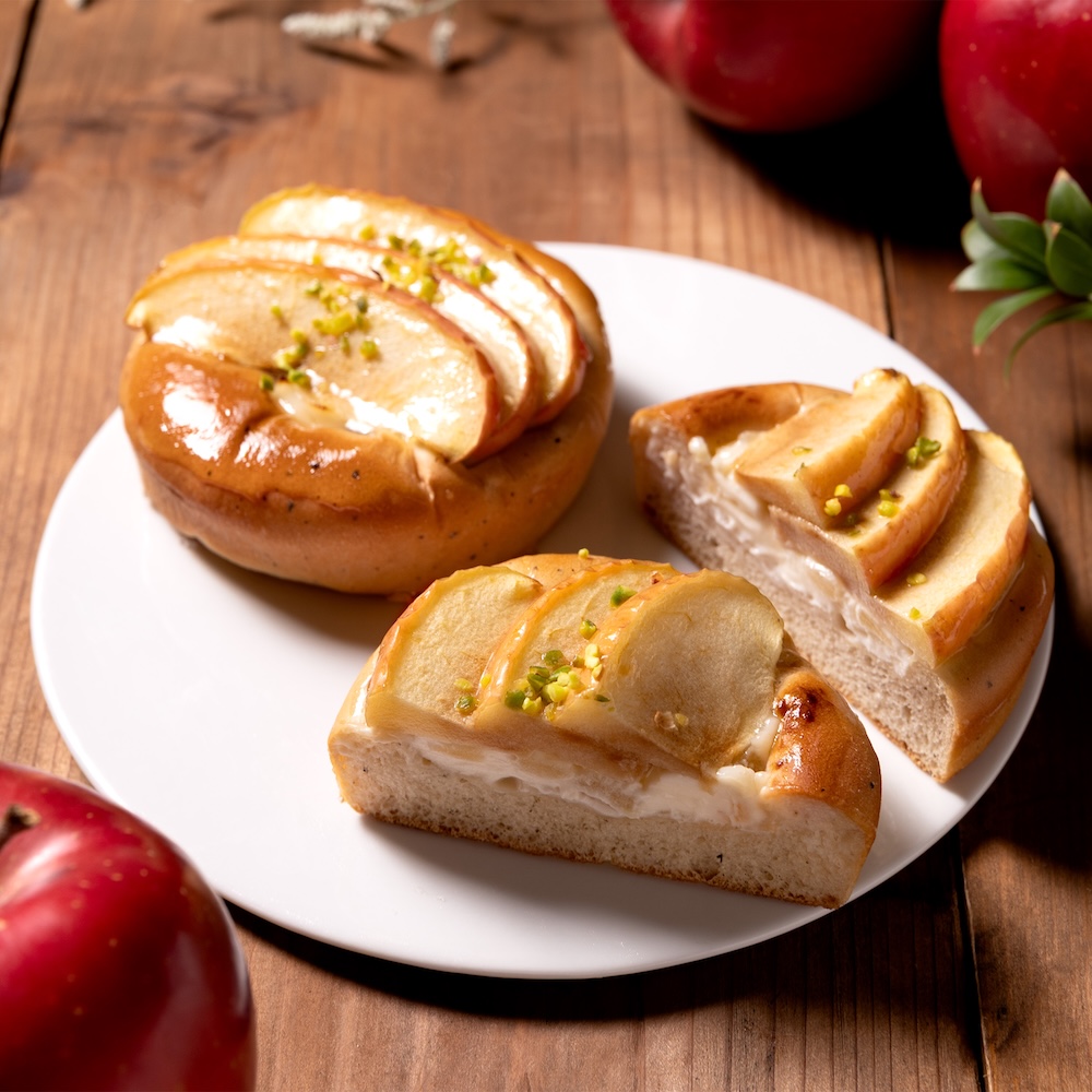 「ふじりんごとレアチーズの紅茶パン」税込み389円