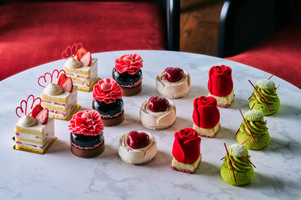 写真左より「キューピッドいちごのショートケーキ」税込み1,200円、「チョコレートといちごの生チョコタルト」税込み1,300円、「いちごのハートティラミス」税込み1,200円、「ストロベリーバニラ＆レモンローズ」税込み1,200円、「ピスタチオといちごのシュークリーム」税込み1,300円