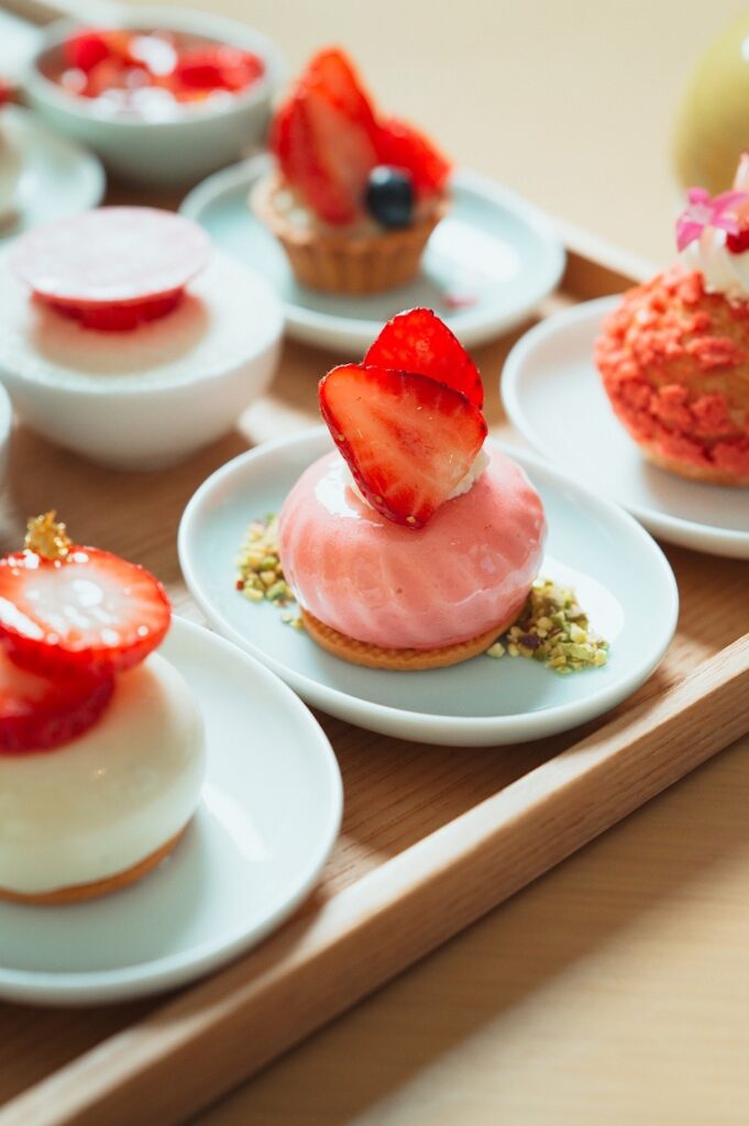 東京エディション銀座の「ソフィーズ ストロベリー アフタヌーンティー」イメージ