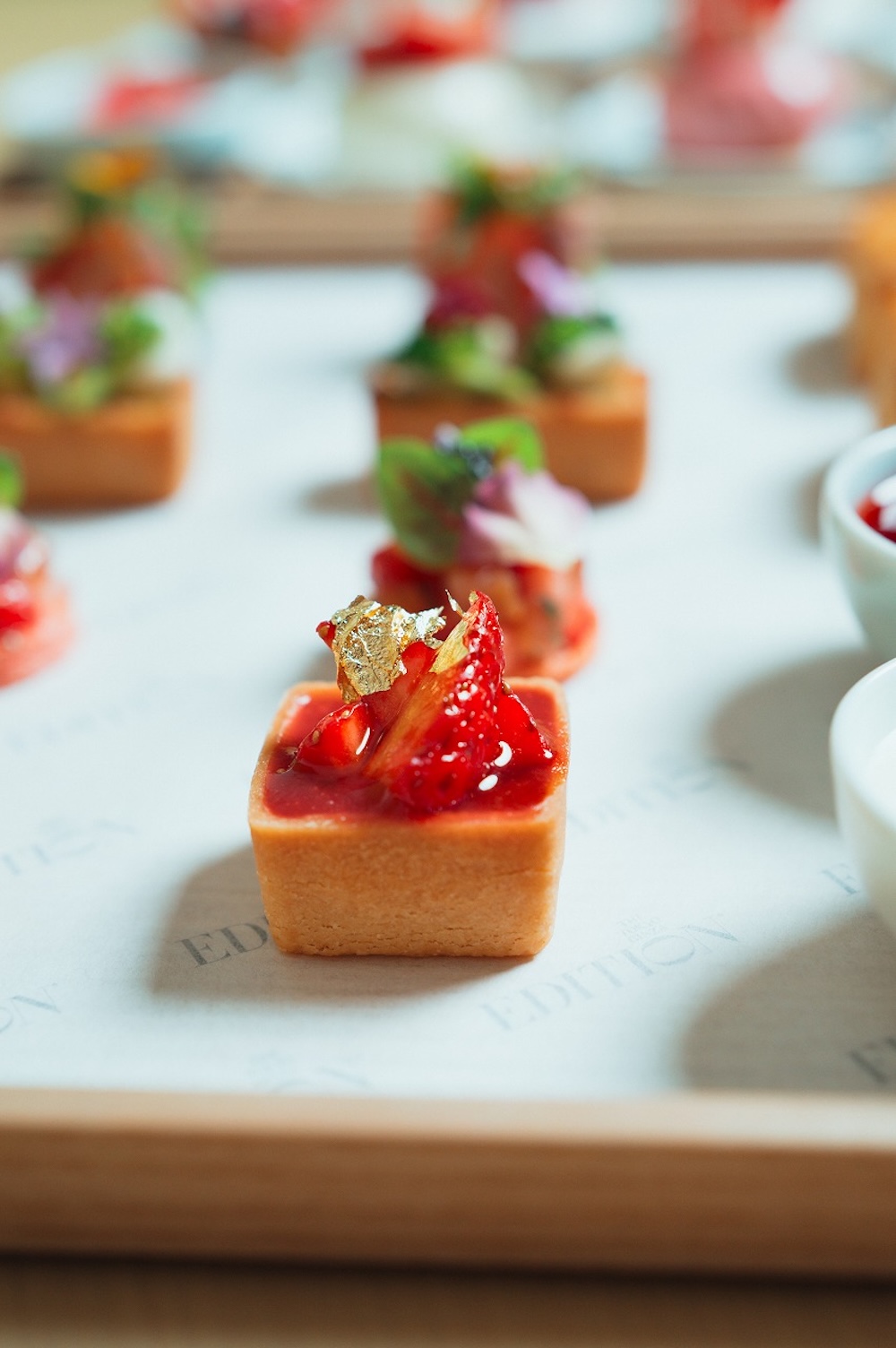 東京エディション銀座の「ソフィーズ ストロベリー アフタヌーンティー」イメージ