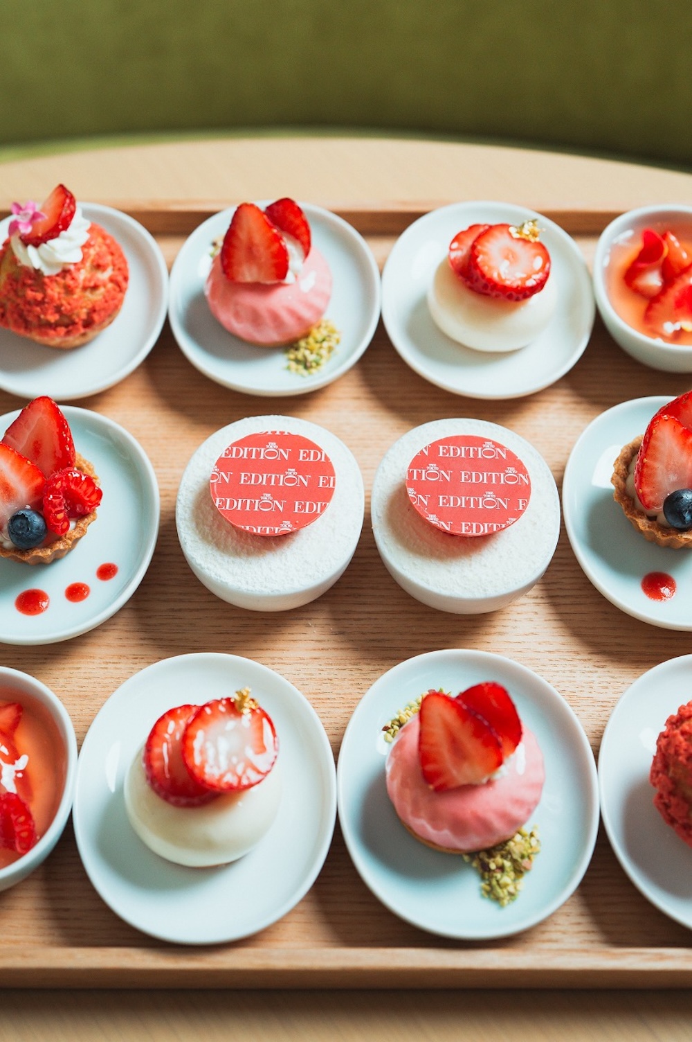 東京エディション銀座の「ソフィーズ ストロベリー アフタヌーンティー」イメージ