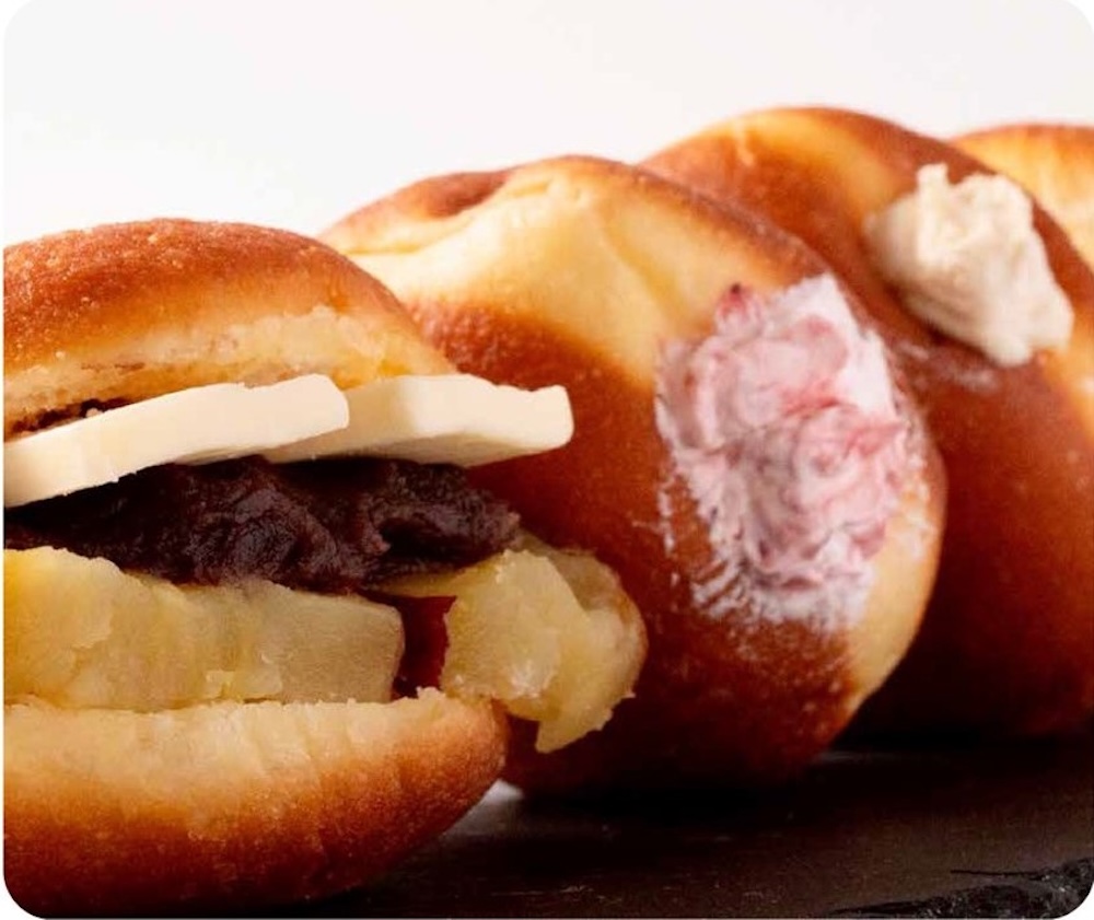 「Caféはにぽて」の「新感覚！蜜かけ至福の焼きいもドーナツ（焼きいもあんバター・焼きいもあん・焼きいもクリーム・いちごクリーム）」各・400円