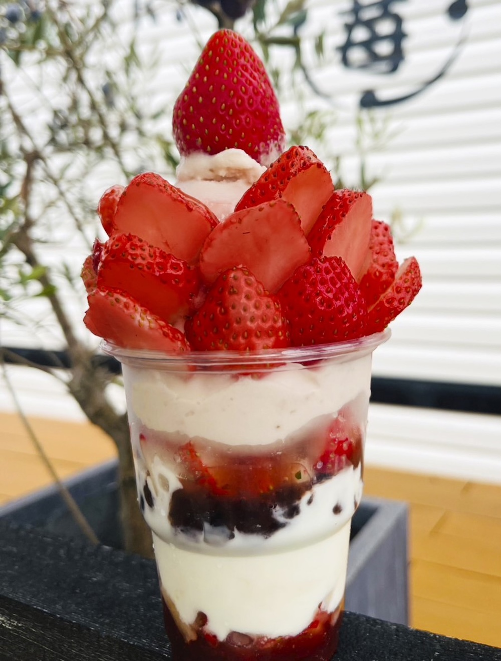 「ヒガシダ ファーム ストロベリー」の「贅沢いちごの和パフェ」1,501円