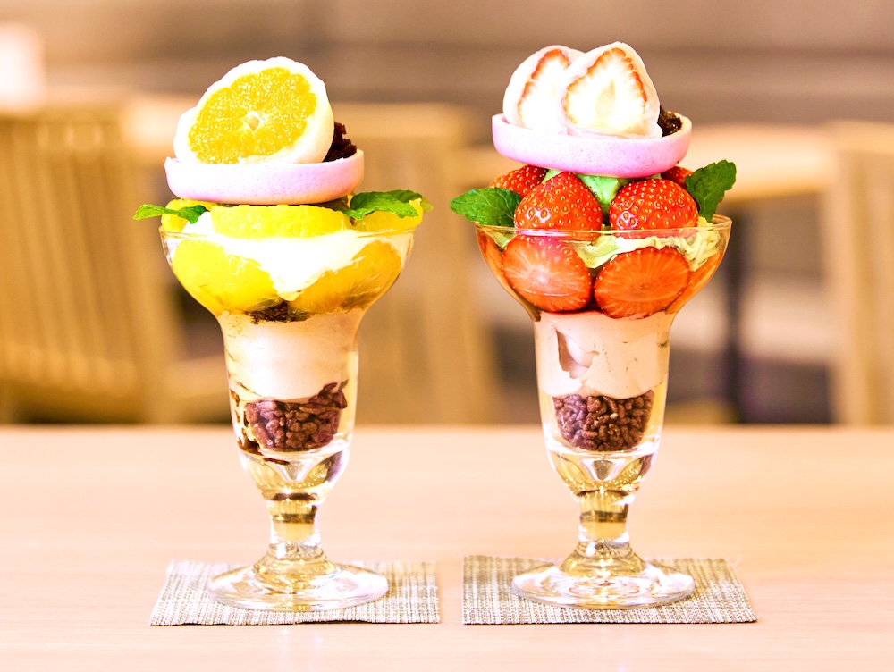 左から「かんみこより」の「みかん大福とほうじ茶のパフェ」2,200円、「いちご大福と抹茶のパフェ」2,350円