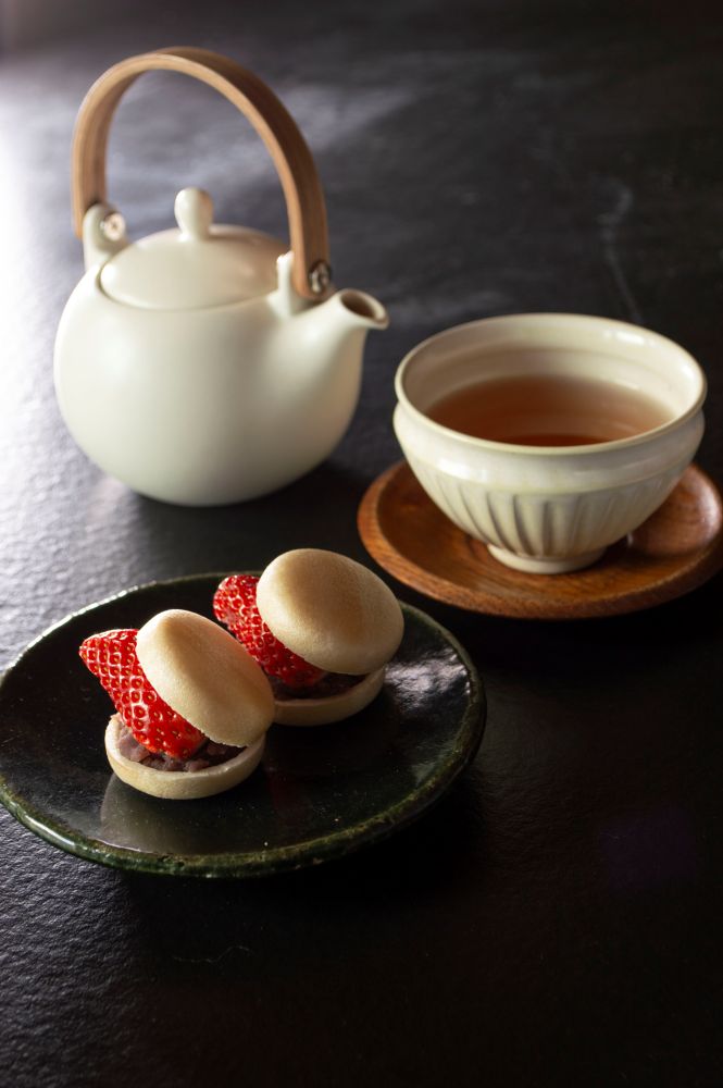 「露庵温味」にて販売する「苺の最中」税込み1,500円