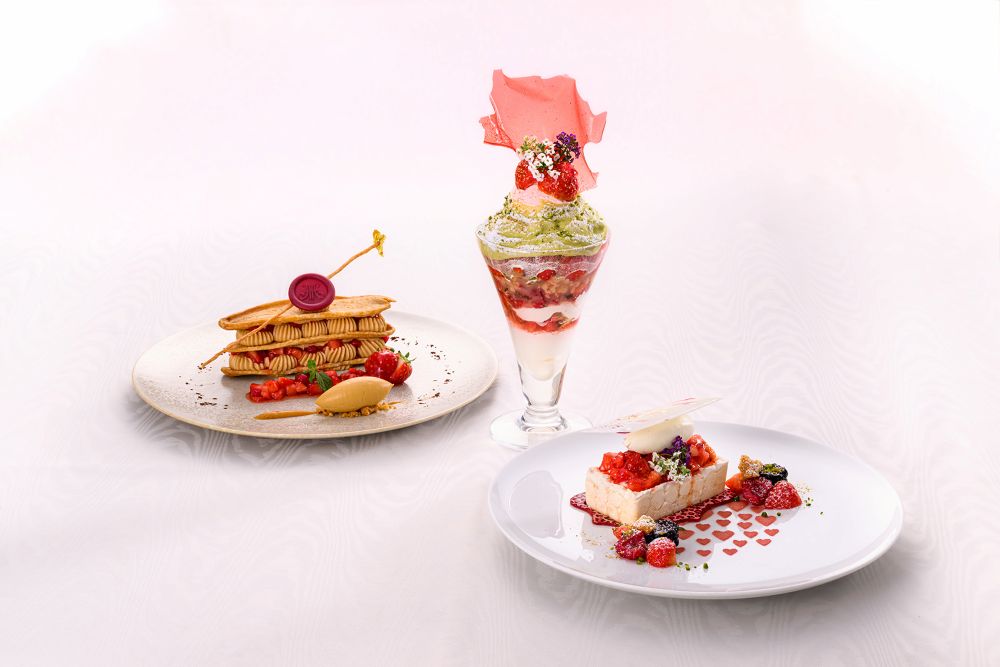 左から「苺のミルフィーユ」税込み2,000円、「苺尽くしのパフェ」税込み2,800円、「苺のヴァシュラン」税込み2,000円(いずれもサービス料含む)