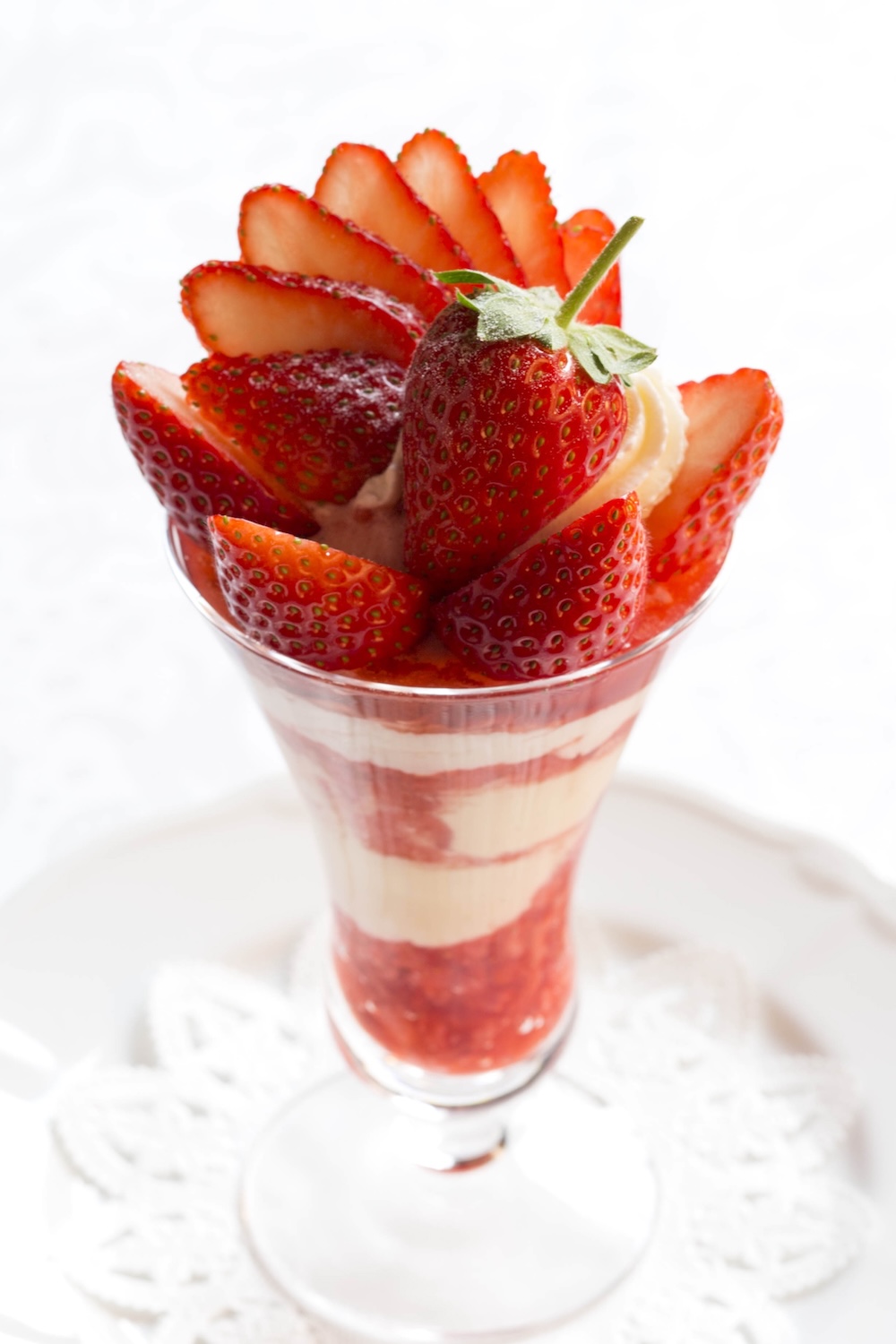 「福島県鏡石町産“ふくはる香”のスペシャルストロベリーパフェ」税込み3,200円