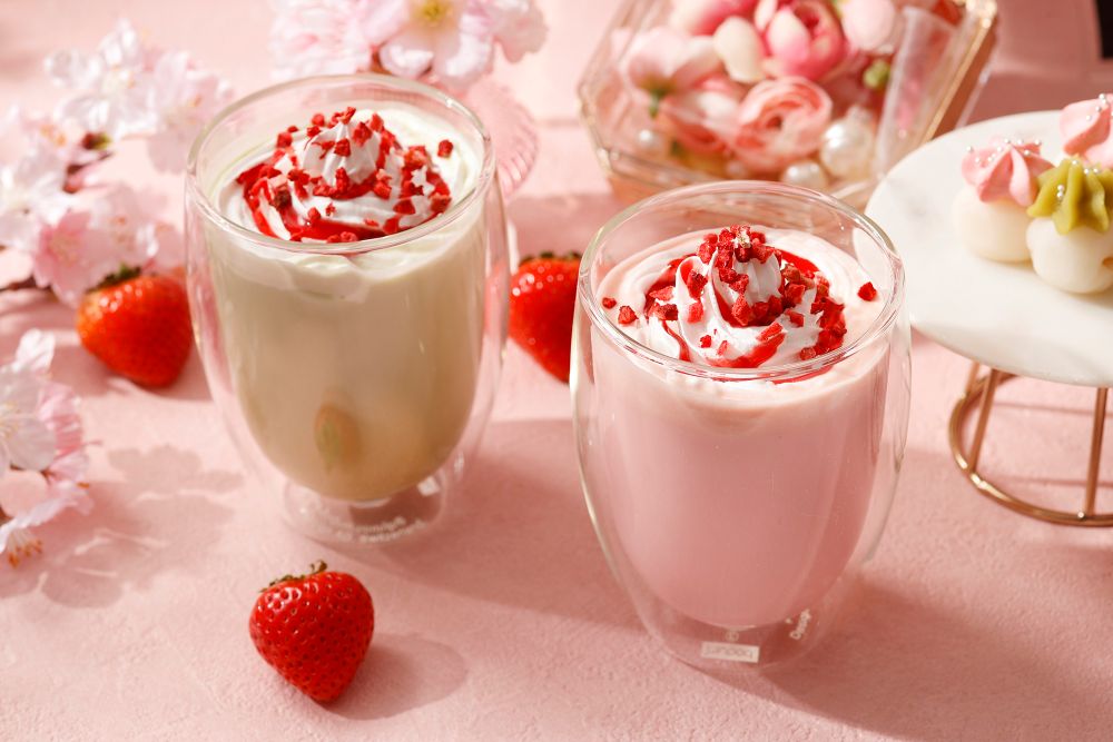 オプションメニューの「抹茶&ストロベリーラテ」、「桜&ストロベリーラテ」各種税込み1,150円（サービス料含む）