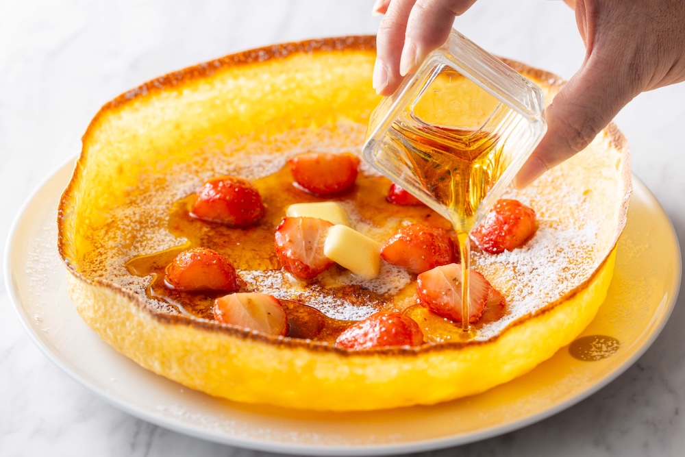 「ジャーマンストロベリーパンケーキ メープルシロップ、バターとともに」イメージ