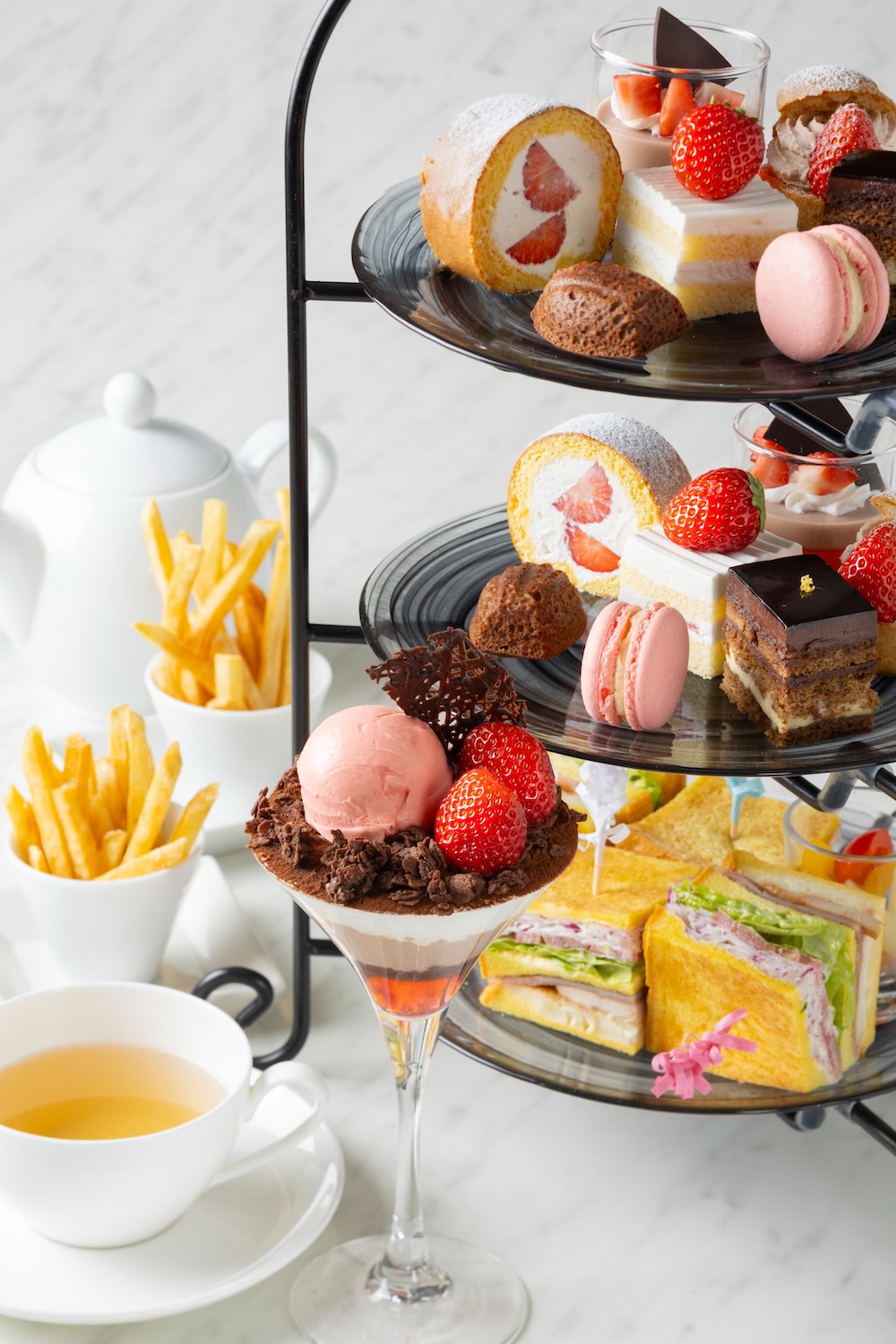 2月28日まで販売される「苺×チョコレート アフタヌーンティーセット」税込み3,500円（サービス料含む）※2月21・22日は販売なし。