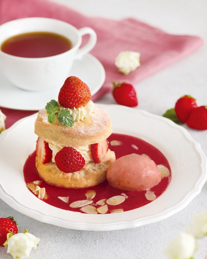 「Afternoon Tea TEAROOM」の「さくふわスコーンサンド 苺」税込み1,890円〜