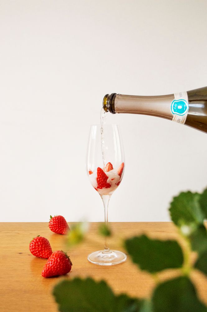 「サーラ ビアンキ アル・ケッチァーノ」および「イル・ケッチァーノ ミエーレ」にて販売する「TSUJIGUCHIFARMの苺×アスティスプマンテ」税込み1,800円