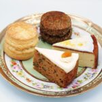 左から時計回りに「Cha Tea 紅茶教室」の「クラシックスコーン」税込み395円、「紅茶のスコーン」税込み454円、「レモンケーキ」税込み605円、「キャロットケーキ」税込み648円