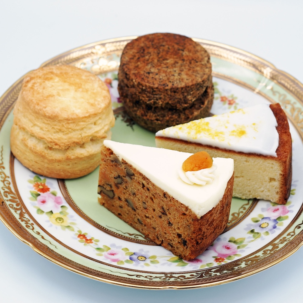 左から時計回りに「Cha Tea 紅茶教室」の「クラシックスコーン」税込み395円、「紅茶のスコーン」税込み454円、「レモンケーキ」税込み605円、「キャロットケーキ」税込み648円