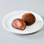 2月10日より順次発売される「まるごと一粒 ショコラ苺大福」税込み280円(沖縄県除く)