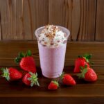 「片岡温泉・温泉カフェ」にて販売する「完熟いちごのドルチェシェイク」税込み620円