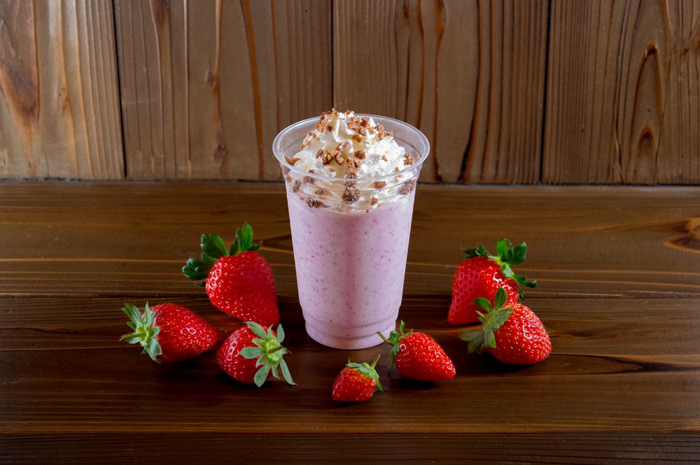 「片岡温泉・温泉カフェ」にて販売する「完熟いちごのドルチェシェイク」税込み620円