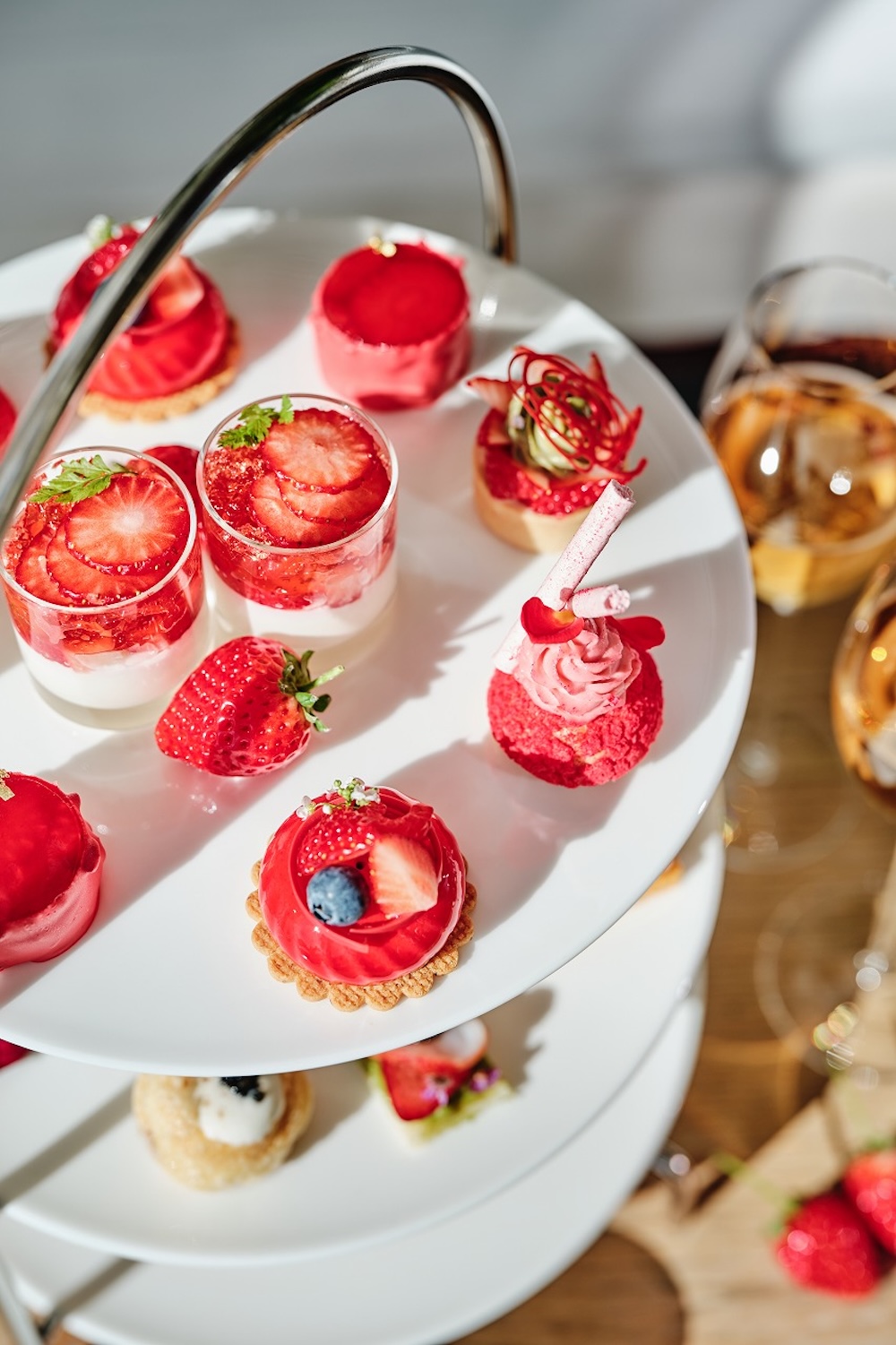 東京エディション虎ノ門の「ストロベリー キャビア アフタヌーンティー」イメージ