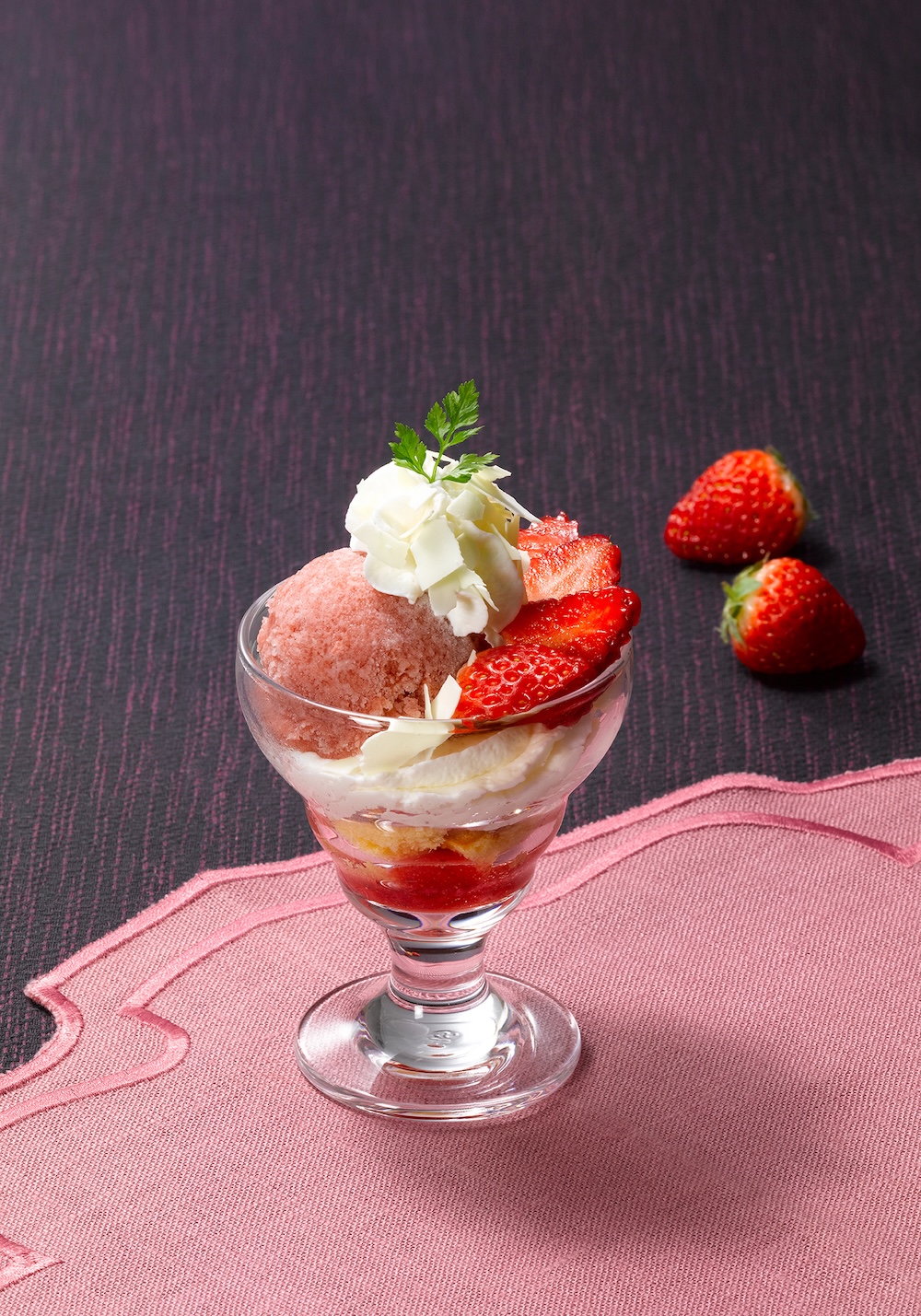 「プチストロベリーパフェ」単品・ 税込み825円〜