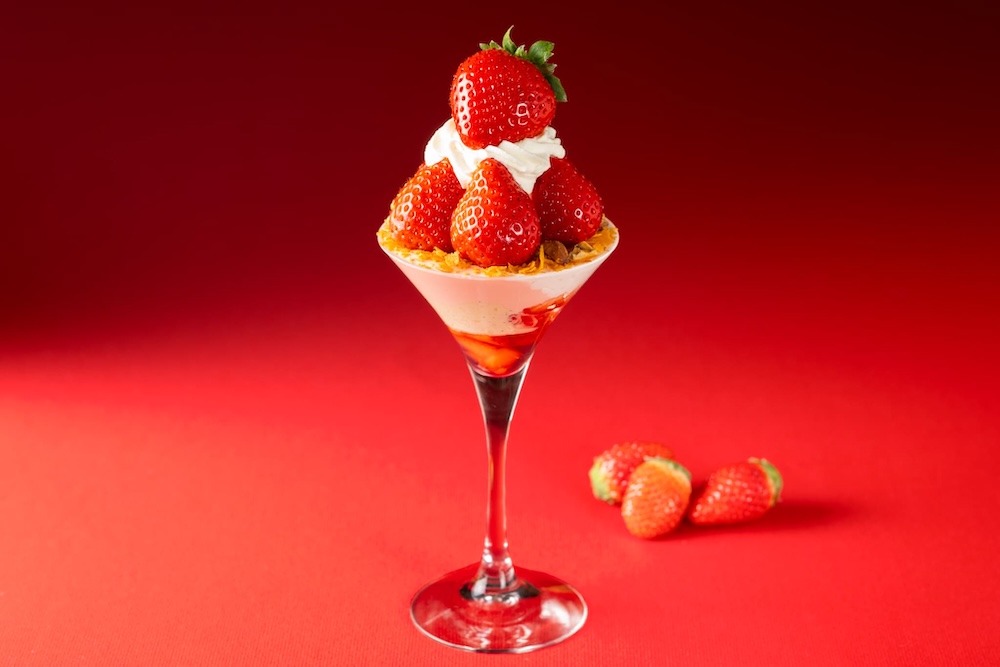 2月3日～2月28日に販売される1日10台限定「あまおうパフェ」1ドリンク付き・税込み1,800円（サービス料含む）※完全予約制