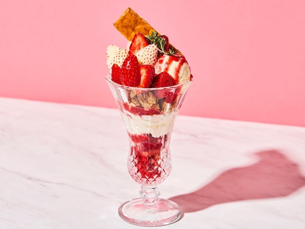 数量限定「紅白苺の贅沢パフェ」単品・税込み2,838円〜