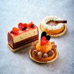 左から時計回りに「コフレ」、新作「伝統のチョコレートパイ」、「プリフェール」それぞれテイクアウト・税込み780円、イートイン・税込み900円