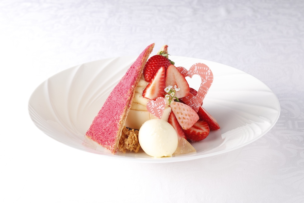 「二種の苺を使用したミルフィーユ 伝統のバニラアイスクリーム添え」税込み2,700円