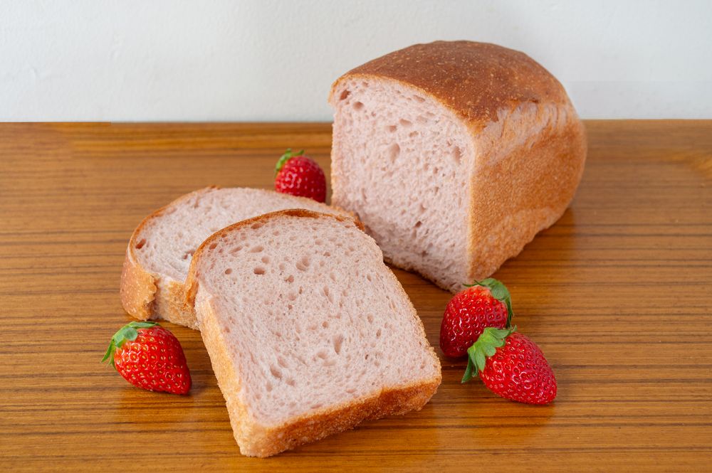 「マリアージュ ドゥ ファリーヌ」にて販売する「天然酵母食パン いちご」税込み430円
