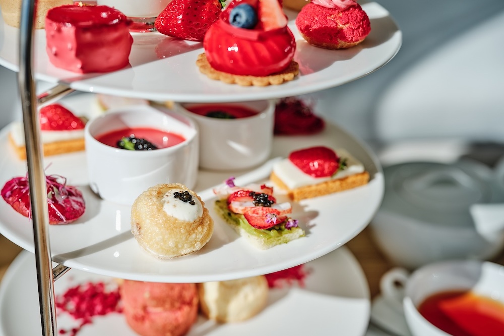 東京エディション虎ノ門の「ストロベリー キャビア アフタヌーンティー」イメージ