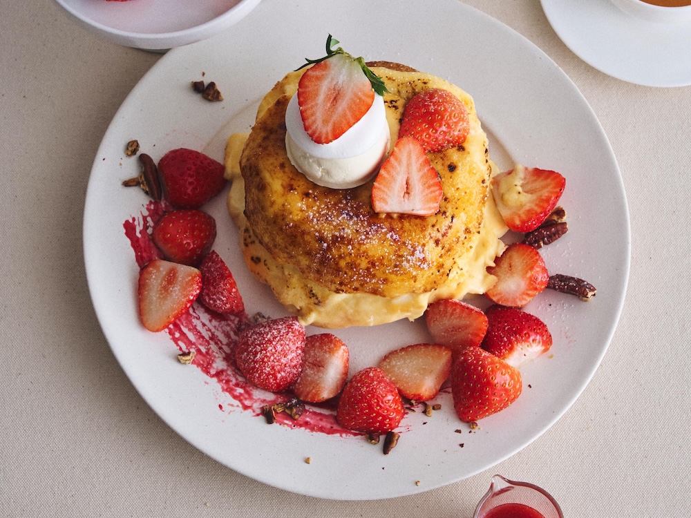 「ごろごろ“あすかルビー”いちごとたっぷり焦がしブリュレのパンケーキ いちごソース」税込み2,640円