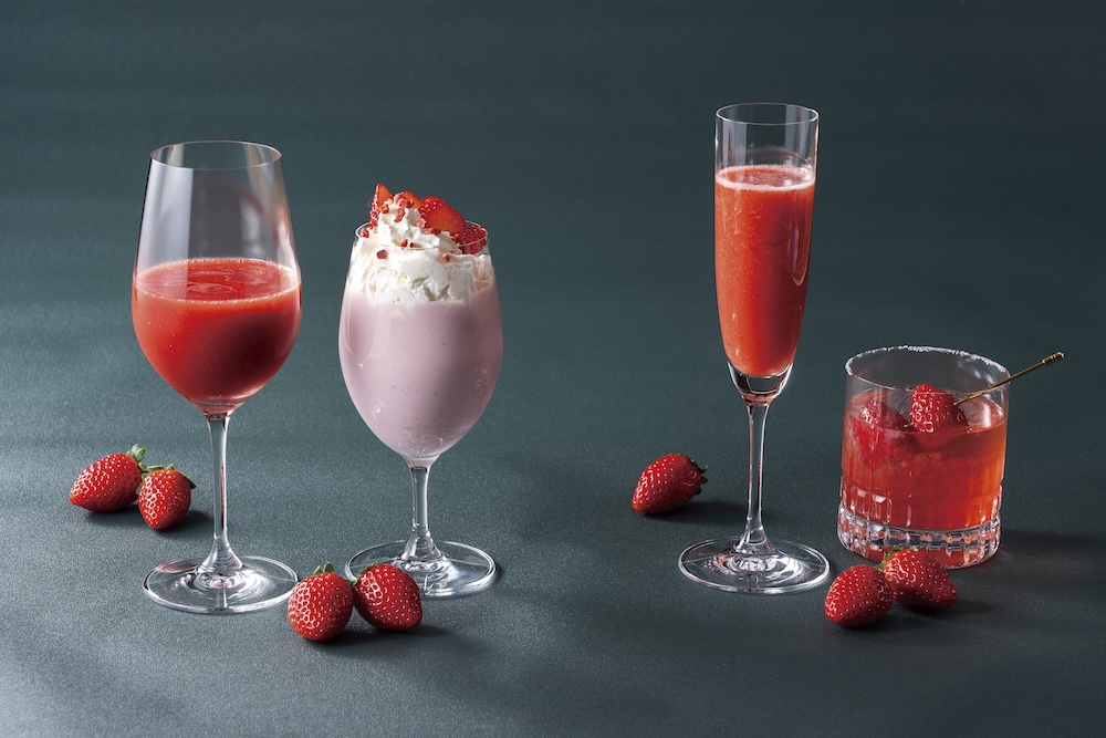 左から、3階の「カクテル＆ティーラウンジ」で販売される「あまおうジュース」「贅沢いちごミルク」「いちごのシャンパンカクテル」「ストロベリーマルガリータ」