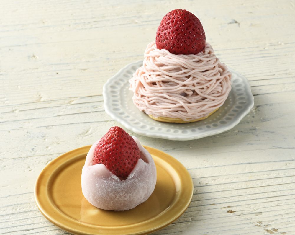 手前から「富久屋」にて販売する「ベリーベリークリーム大福」税込み481円、「サンキューベリーモンブラン」税込み841円