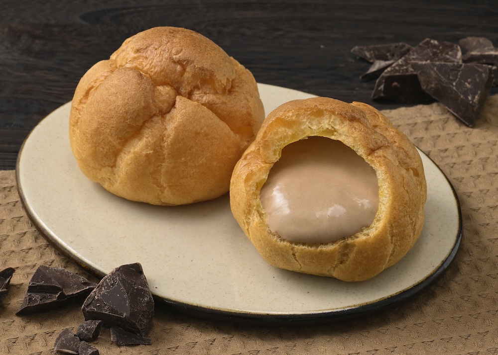 1月30日〜2月28日に販売される「ジャンボシュークリーム（チョコ）」1個・税込み194円